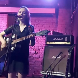 Девушка круто поет