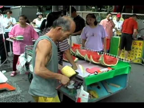 Тайваньский мужик очень быстро чистит ананасы - Как почистить ананас. Лучшие способы разделки ананасов
